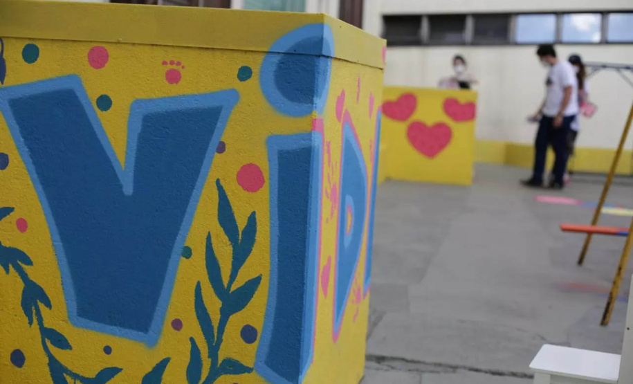 A pediatria do Hospital Universitário do Oeste do Paraná (Huop) ganhou mais cor nesta terça-feira (09). Crianças e adolescentes internados no hospital tiveram a oportunidade de colocar a mão na massa durante a oficina de graffite na unidade. Com pincel e tinta na mão, a expectativa foi deixar o espaço renovado, e ainda ter o contato com uma experiência única. - Cascavel, 10/121/2021 - Foto: UNIOESTE