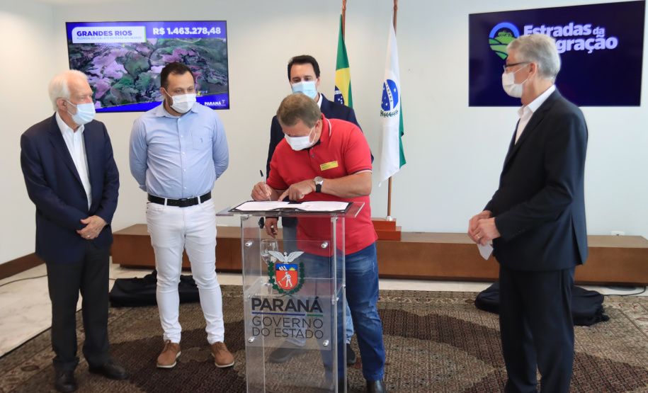 09.11.2021 - Governador Carlos Massa Ratinho Junior assina programa Estradas da Integração.