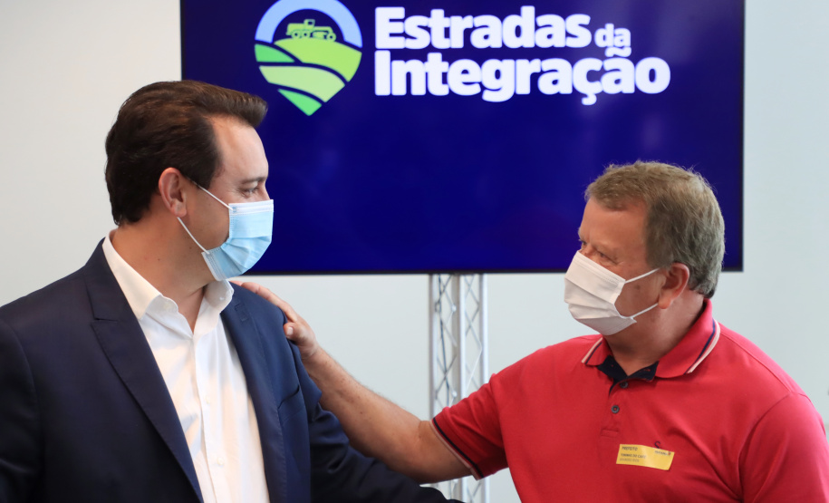 09.11.2021 - Governador Carlos Massa Ratinho Junior assina programa Estradas da Integração.