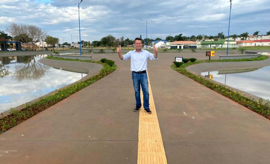 O secretário do Desenvolvimento Sustentável e do Turismo, Márcio Nunes, participou nesta quinta-feira (25) do plantio de mudas de árvores nativas no Parque Urbano de Maria Helena, no Noroeste do Estrado. O parque está com 77% de obras. -  Curitiba, 25/11/2021 - Foto: Alessandro Vieira/SEDEST