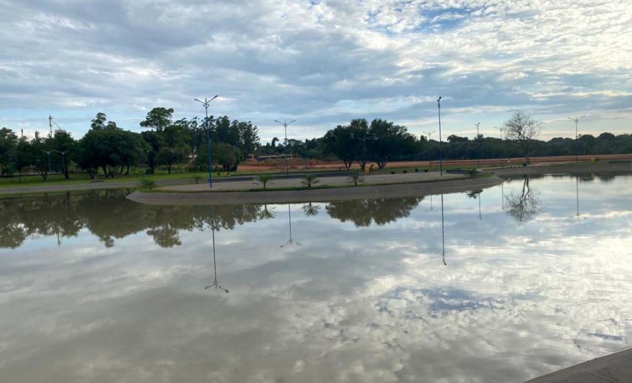 O secretário do Desenvolvimento Sustentável e do Turismo, Márcio Nunes, participou nesta quinta-feira (25) do plantio de mudas de árvores nativas no Parque Urbano de Maria Helena, no Noroeste do Estrado. O parque está com 77% de obras. -  Curitiba, 25/11/2021 - Foto: Alessandro Vieira/SEDEST