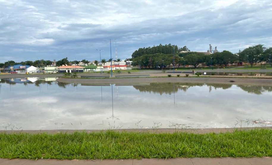 O secretário do Desenvolvimento Sustentável e do Turismo, Márcio Nunes, participou nesta quinta-feira (25) do plantio de mudas de árvores nativas no Parque Urbano de Maria Helena, no Noroeste do Estrado. O parque está com 77% de obras. -  Curitiba, 25/11/2021 - Foto: Alessandro Vieira/SEDEST
