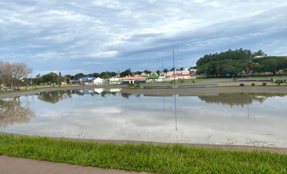 O secretário do Desenvolvimento Sustentável e do Turismo, Márcio Nunes, participou nesta quinta-feira (25) do plantio de mudas de árvores nativas no Parque Urbano de Maria Helena, no Noroeste do Estrado. O parque está com 77% de obras. -  Curitiba, 25/11/2021 - Foto: Alessandro Vieira/SEDEST