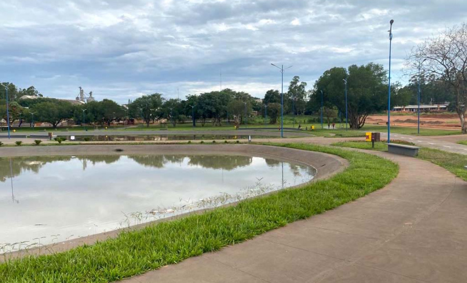 O secretário do Desenvolvimento Sustentável e do Turismo, Márcio Nunes, participou nesta quinta-feira (25) do plantio de mudas de árvores nativas no Parque Urbano de Maria Helena, no Noroeste do Estrado. O parque está com 77% de obras. -  Curitiba, 25/11/2021 - Foto: Alessandro Vieira/SEDEST