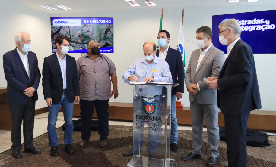 09.11.2021 - Governador Carlos Massa Ratinho Junior assina programa Estradas da Integração.