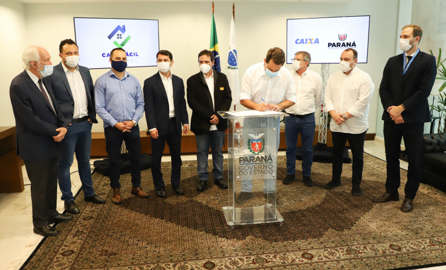 O governador Carlos Massa Ratinho Junior assinou nesta terça-feira (23) a liberação de mais R$ 71,7 milhões para o programa Casa Fácil Paraná, que financia o valor de entrada de moradias a famílias com renda de até três salários mínimos. Ibaiti. Foto: Ari Dias/ AEN.