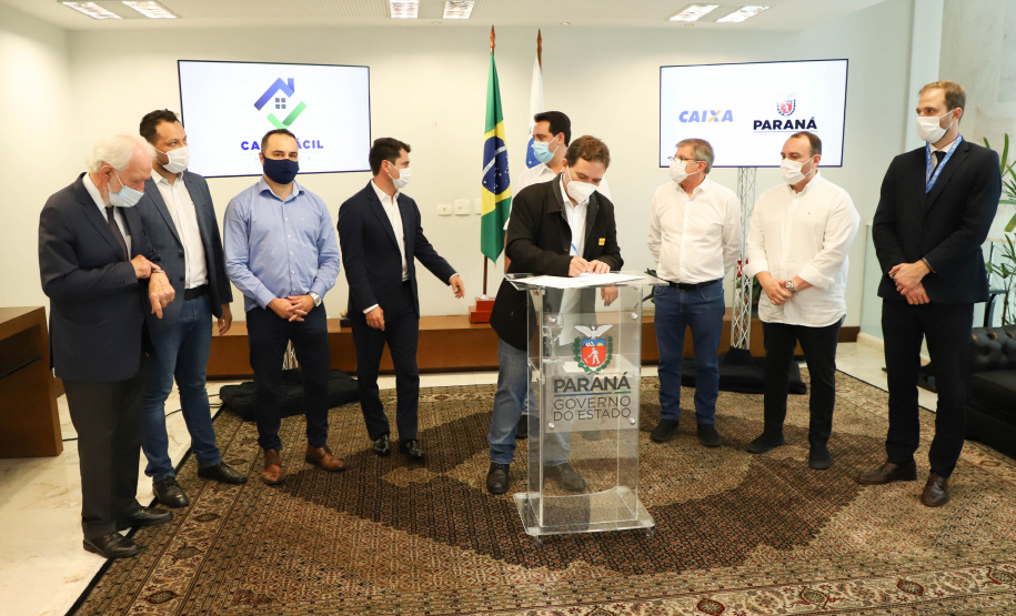 O governador Carlos Massa Ratinho Junior assinou nesta terça-feira (23) a liberação de mais R$ 71,7 milhões para o programa Casa Fácil Paraná, que financia o valor de entrada de moradias a famílias com renda de até três salários mínimos. Ibaiti. Foto: Ari Dias/ AEN.