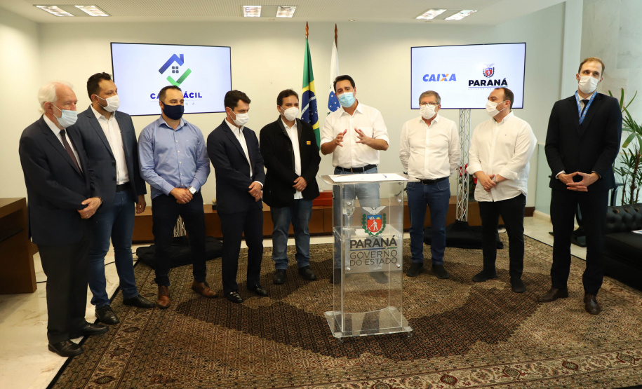 O governador Carlos Massa Ratinho Junior assinou nesta terça-feira (23) a liberação de mais R$ 71,7 milhões para o programa Casa Fácil Paraná, que financia o valor de entrada de moradias a famílias com renda de até três salários mínimos. Ibaiti. Foto: Ari Dias/ AEN.