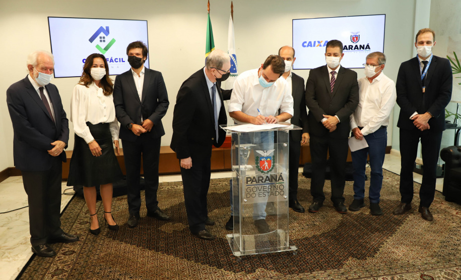 O governador Carlos Massa Ratinho Junior assinou nesta terça-feira (23) a liberação de mais R$ 71,7 milhões para o programa Casa Fácil Paraná, que financia o valor de entrada de moradias a famílias com renda de até três salários mínimos. Ibiporã. Foto: Ari Dias/ AEN.