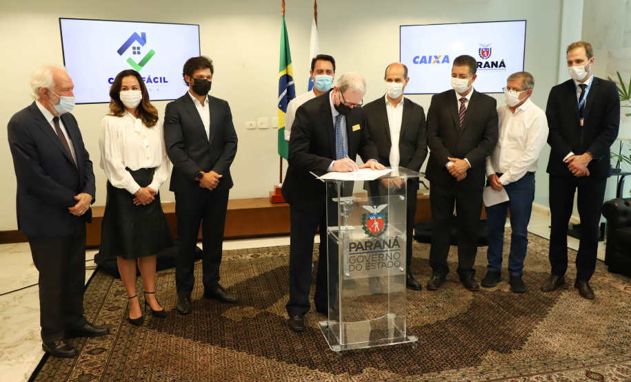 O governador Carlos Massa Ratinho Junior assinou nesta terça-feira (23) a liberação de mais R$ 71,7 milhões para o programa Casa Fácil Paraná, que financia o valor de entrada de moradias a famílias com renda de até três salários mínimos. Ibiporã. Foto: Ari Dias/ AEN.