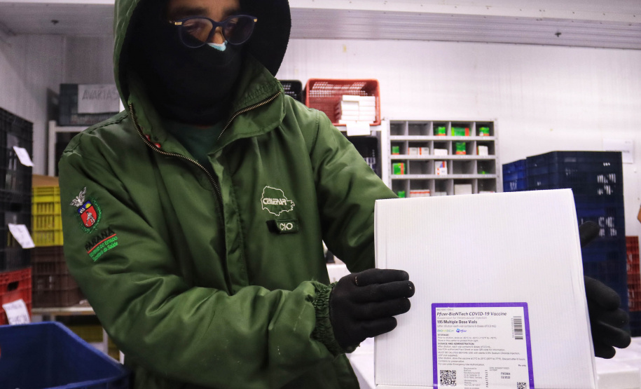 Paraná recebe 278 mil vacinas para D2, adolescentes e municípios de fronteira