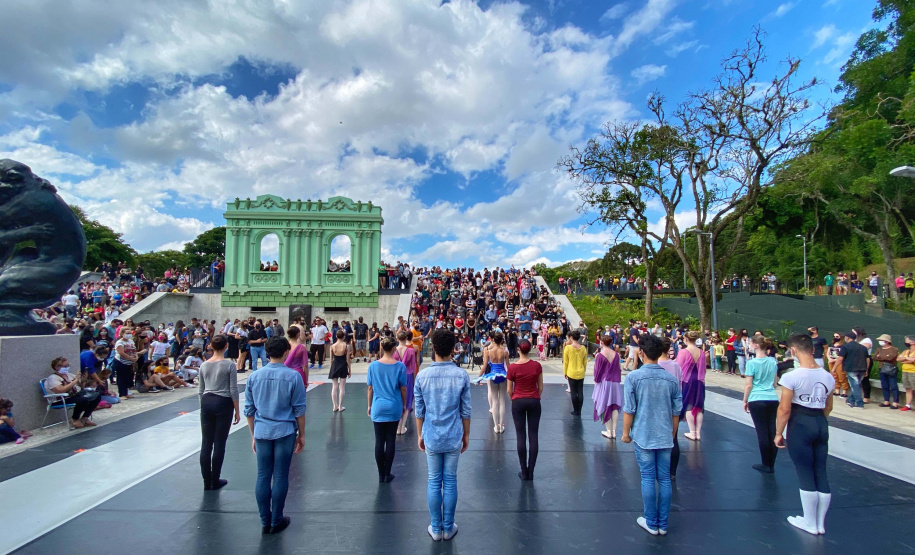 Escola de Dança Teatro Guaíra emociona o público no Parque São Lourenço. Foto: José Fernando Ogura/AEN