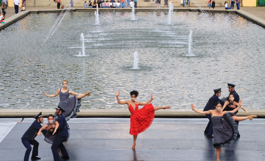 No último sábado, o público pôde conferir o balé “Carmen” no Parque Tanguá. O tradicional ponto turístico de Curitiba ganhou um novo ritmo, embalado pela cigana sedutora e seus amores e tragédias.Foto: José Fernando Ogura/AEN