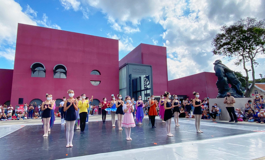 Escola de Dança Teatro Guaíra emociona o público no Parque São Lourenço. Foto: José Fernando Ogura/AEN