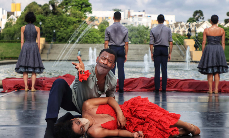 No último sábado, o público pôde conferir o balé “Carmen” no Parque Tanguá. O tradicional ponto turístico de Curitiba ganhou um novo ritmo, embalado pela cigana sedutora e seus amores e tragédias.Foto: José Fernando Ogura/AEN