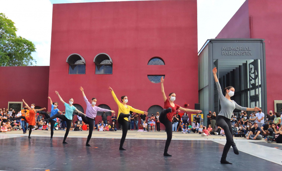 Escola de Dança Teatro Guaíra emociona o público no Parque São Lourenço. Foto: José Fernando Ogura/AEN