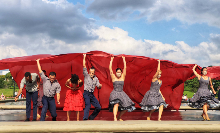 No último sábado, o público pôde conferir o balé “Carmen” no Parque Tanguá. O tradicional ponto turístico de Curitiba ganhou um novo ritmo, embalado pela cigana sedutora e seus amores e tragédias.Foto: José Fernando Ogura/AEN