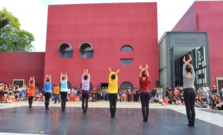 Escola de Dança Teatro Guaíra emociona o público no Parque São Lourenço. Foto: José Fernando Ogura/AEN
