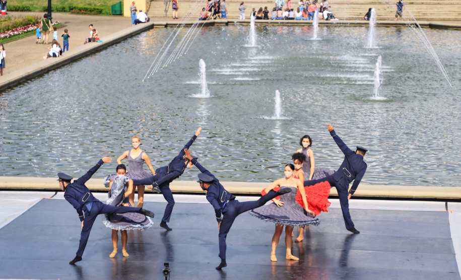 No último sábado, o público pôde conferir o balé “Carmen” no Parque Tanguá. O tradicional ponto turístico de Curitiba ganhou um novo ritmo, embalado pela cigana sedutora e seus amores e tragédias.Foto: José Fernando Ogura/AEN
