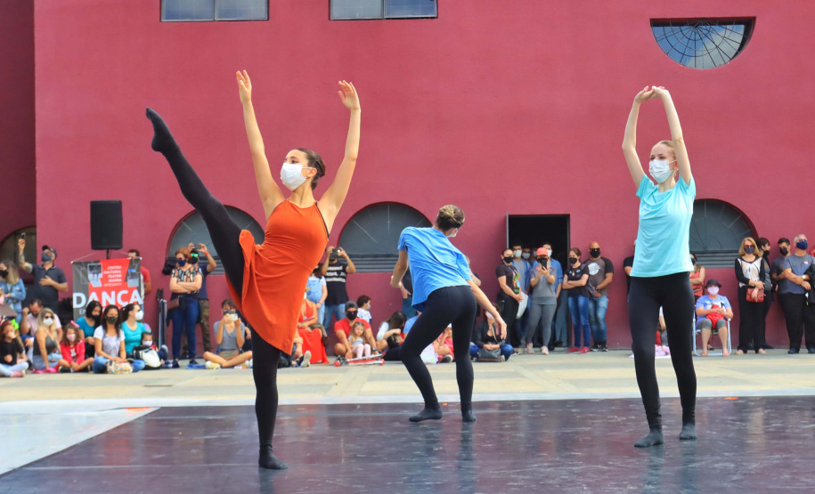 Escola de Dança Teatro Guaíra emociona o público no Parque São Lourenço. Foto: José Fernando Ogura/AEN