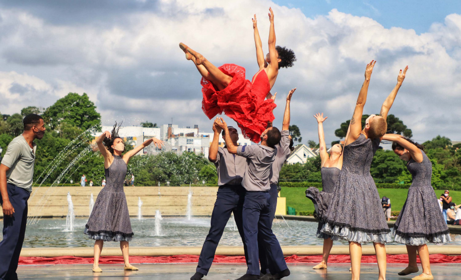 No último sábado, o público pôde conferir o balé “Carmen” no Parque Tanguá. O tradicional ponto turístico de Curitiba ganhou um novo ritmo, embalado pela cigana sedutora e seus amores e tragédias.Foto: José Fernando Ogura/AEN