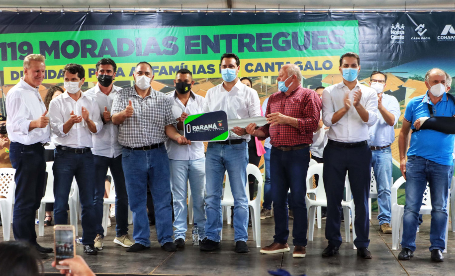 Governo entrega 119 casas populares para ajudar famílias de Cantagalo