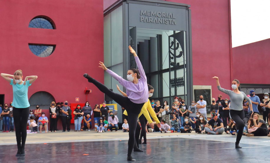 Escola de Dança Teatro Guaíra emociona o público no Parque São Lourenço. Foto: José Fernando Ogura/AEN