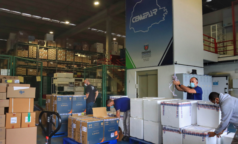Paraná recebe 278 mil vacinas para D2, adolescentes e municípios de fronteira