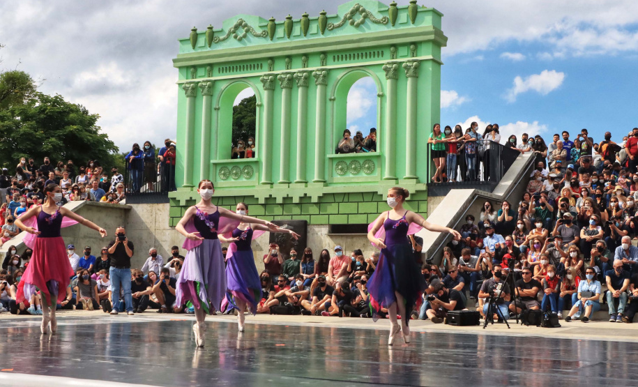 Escola de Dança Teatro Guaíra emociona o público no Parque São Lourenço. Foto: José Fernando Ogura/AEN
