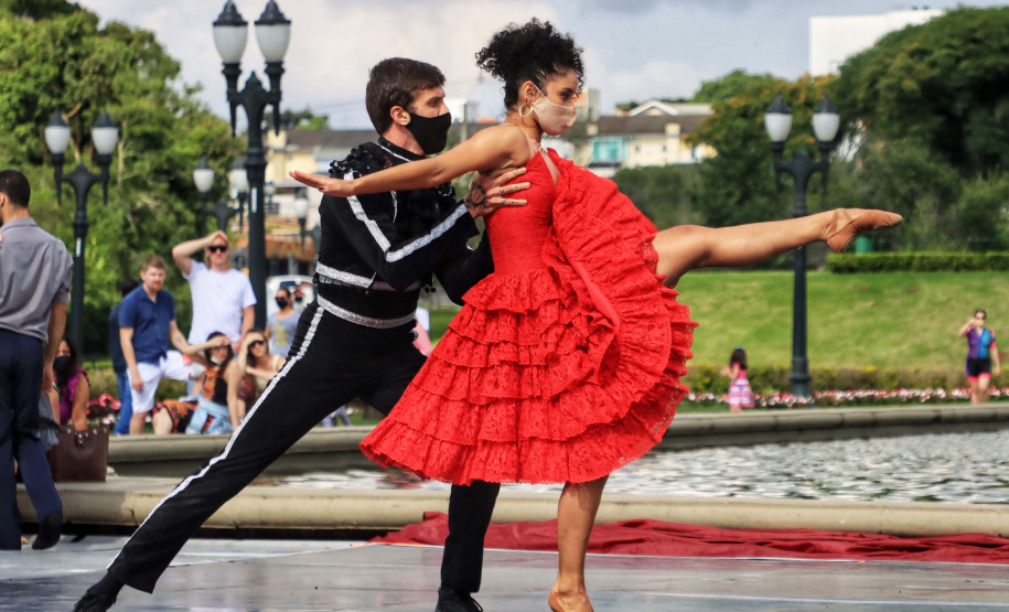 No último sábado, o público pôde conferir o balé “Carmen” no Parque Tanguá. O tradicional ponto turístico de Curitiba ganhou um novo ritmo, embalado pela cigana sedutora e seus amores e tragédias.Foto: José Fernando Ogura/AEN