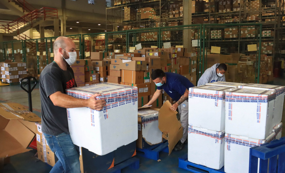 Paraná recebe 278 mil vacinas para D2, adolescentes e municípios de fronteira