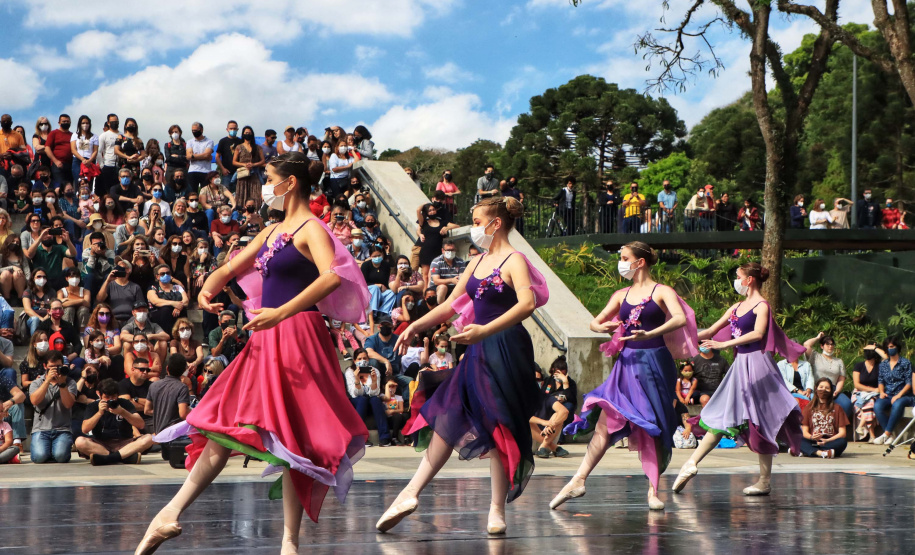 Escola de Dança Teatro Guaíra emociona o público no Parque São Lourenço. Foto: José Fernando Ogura/AEN