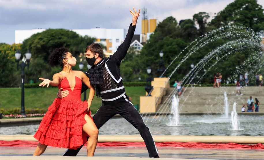 No último sábado, o público pôde conferir o balé “Carmen” no Parque Tanguá. O tradicional ponto turístico de Curitiba ganhou um novo ritmo, embalado pela cigana sedutora e seus amores e tragédias.Foto: José Fernando Ogura/AEN
