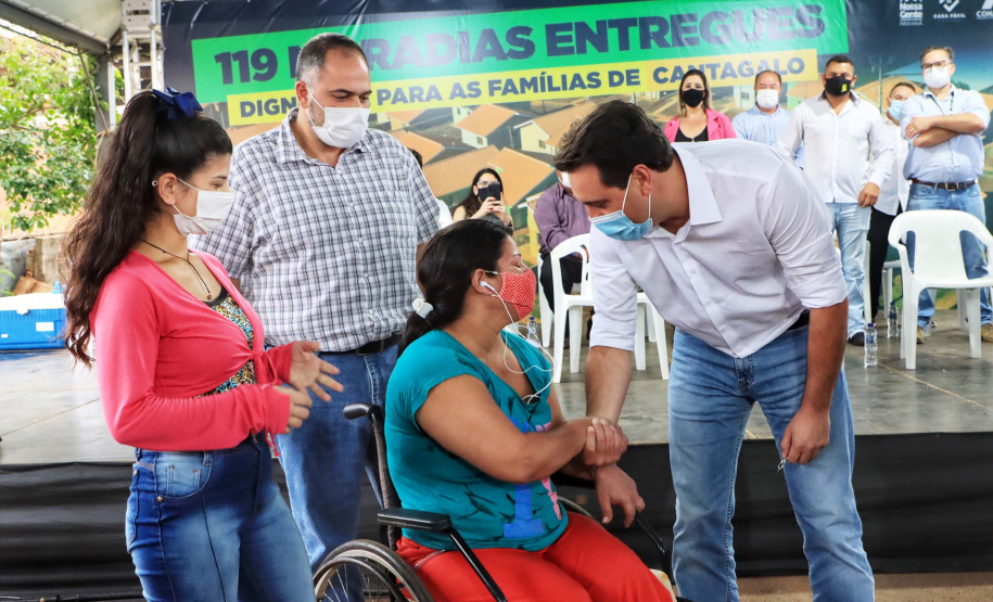 Governo entrega 119 casas populares para ajudar famílias de Cantagalo