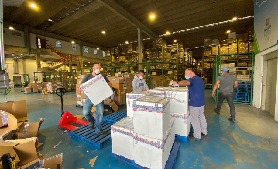 Paraná recebe 278 mil vacinas para D2, adolescentes e municípios de fronteira