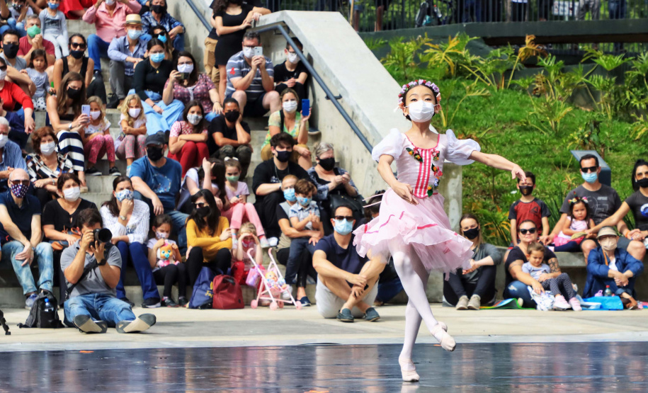 Escola de Dança Teatro Guaíra emociona o público no Parque São Lourenço. Foto: José Fernando Ogura/AEN