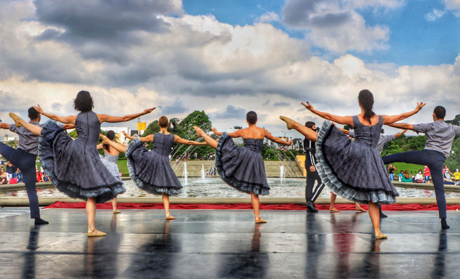 No último sábado, o público pôde conferir o balé “Carmen” no Parque Tanguá. O tradicional ponto turístico de Curitiba ganhou um novo ritmo, embalado pela cigana sedutora e seus amores e tragédias.Foto: José Fernando Ogura/AEN