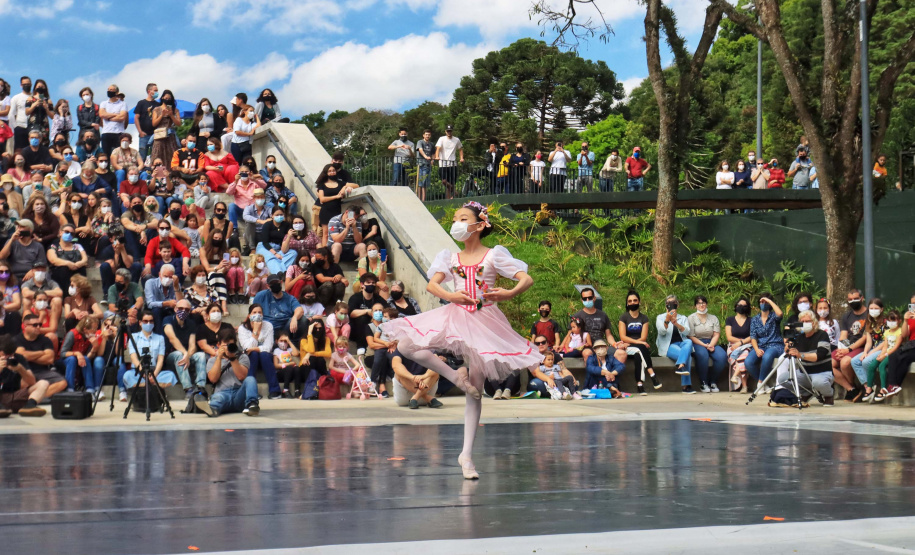 Escola de Dança Teatro Guaíra emociona o público no Parque São Lourenço. Foto: José Fernando Ogura/AEN