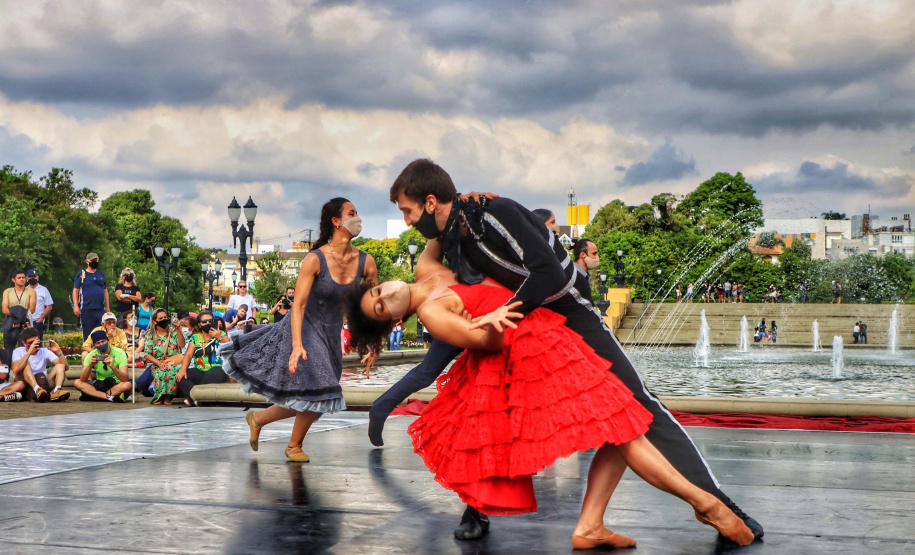 No último sábado, o público pôde conferir o balé “Carmen” no Parque Tanguá. O tradicional ponto turístico de Curitiba ganhou um novo ritmo, embalado pela cigana sedutora e seus amores e tragédias.Foto: José Fernando Ogura/AEN