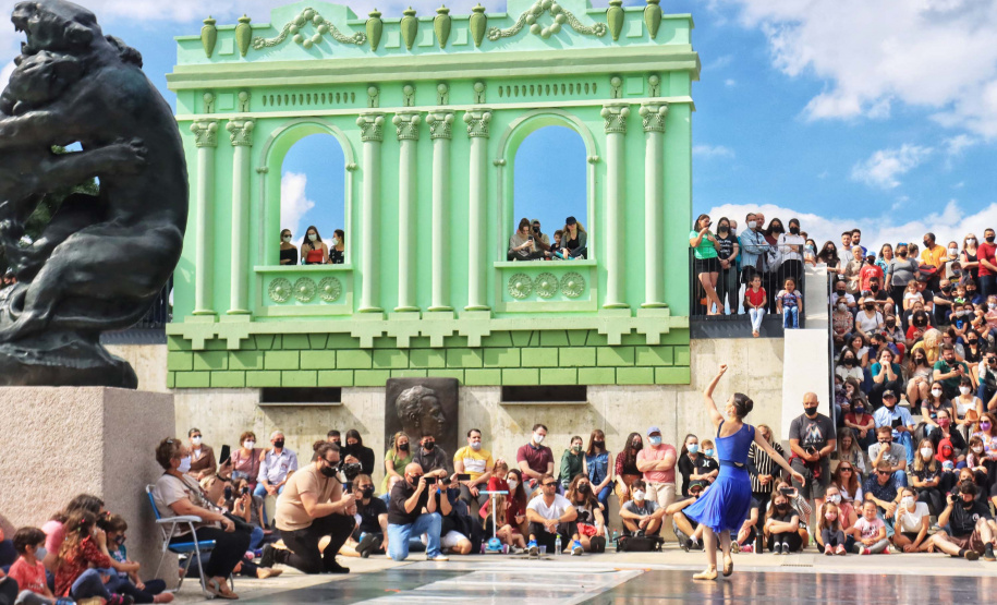 Escola de Dança Teatro Guaíra emociona o público no Parque São Lourenço. Foto: José Fernando Ogura/AEN