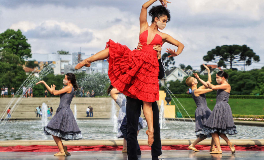 No último sábado, o público pôde conferir o balé “Carmen” no Parque Tanguá. O tradicional ponto turístico de Curitiba ganhou um novo ritmo, embalado pela cigana sedutora e seus amores e tragédias.Foto: José Fernando Ogura/AEN