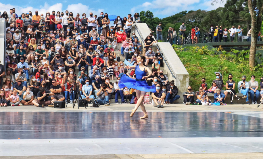 Escola de Dança Teatro Guaíra emociona o público no Parque São Lourenço. Foto: José Fernando Ogura/AEN