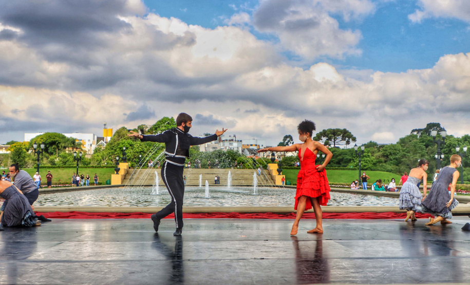 No último sábado, o público pôde conferir o balé “Carmen” no Parque Tanguá. O tradicional ponto turístico de Curitiba ganhou um novo ritmo, embalado pela cigana sedutora e seus amores e tragédias.Foto: José Fernando Ogura/AEN