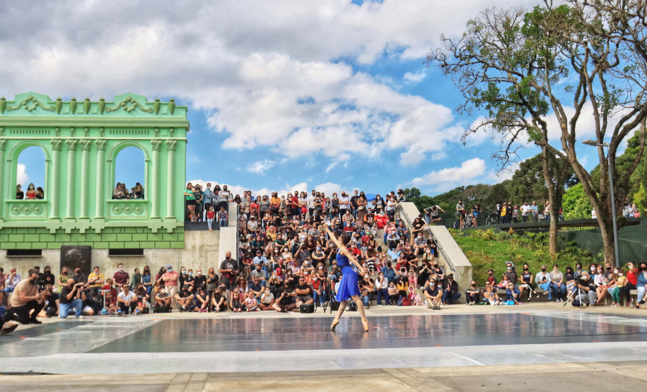 Escola de Dança Teatro Guaíra emociona o público no Parque São Lourenço. Foto: José Fernando Ogura/AEN