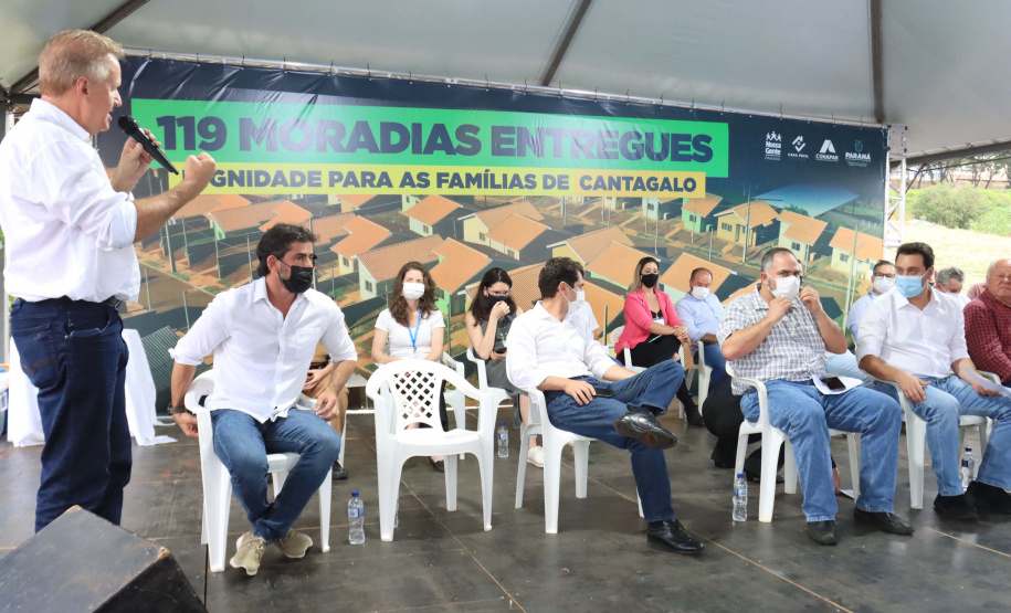 Governo entrega 119 casas populares para ajudar famílias de Cantagalo