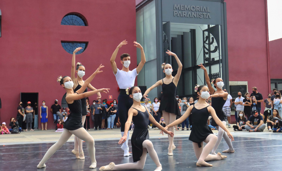 Escola de Dança Teatro Guaíra emociona o público no Parque São Lourenço. Foto: José Fernando Ogura/AEN