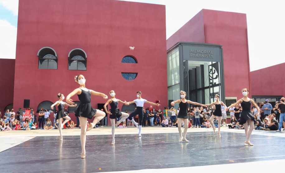 Escola de Dança Teatro Guaíra emociona o público no Parque São Lourenço. Foto: José Fernando Ogura/AEN