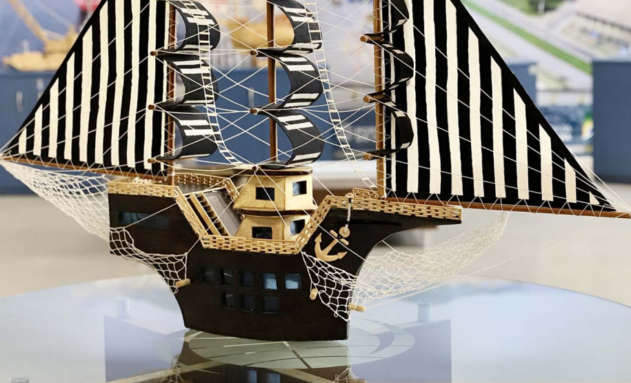 Atividade portuária é transformada em arte em exposição na Portos do Paraná