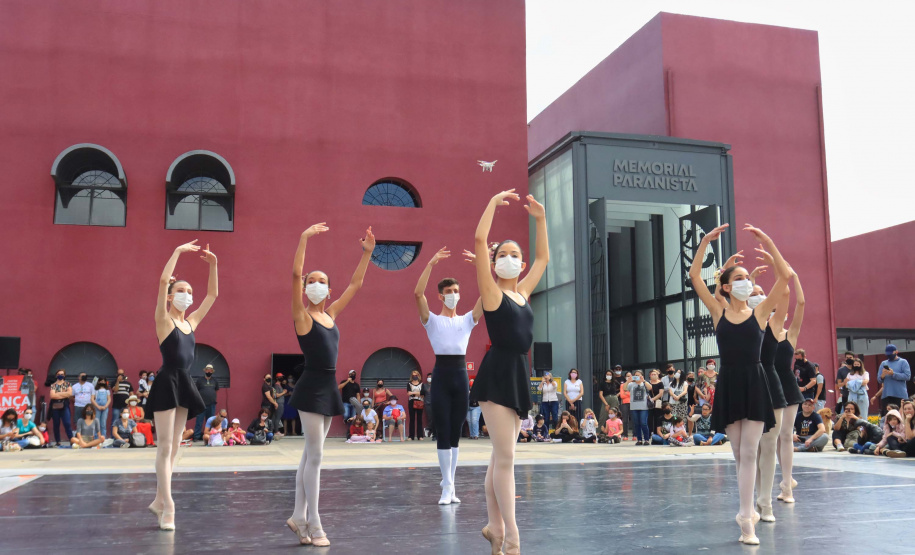 Escola de Dança Teatro Guaíra emociona o público no Parque São Lourenço. Foto: José Fernando Ogura/AEN