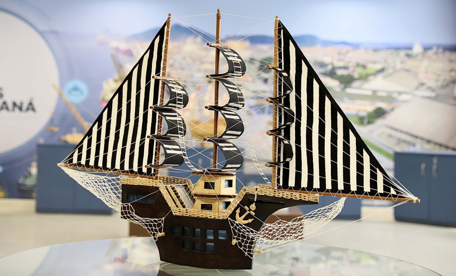 Atividade portuária é transformada em arte em exposição na Portos do Paraná